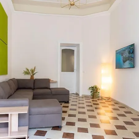 The Shelter 5 * Napoli